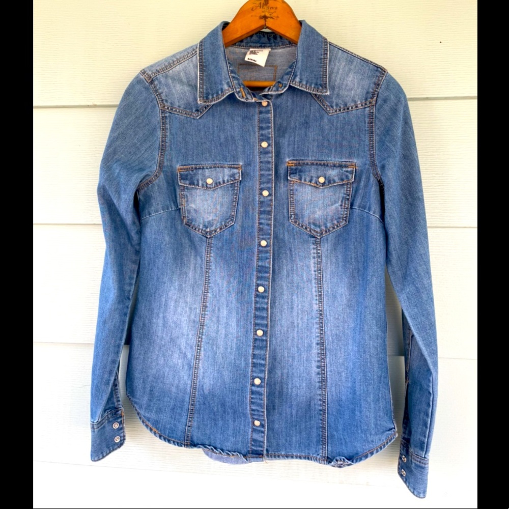 H&M denim pearl snap button-down shirt (size US 6)